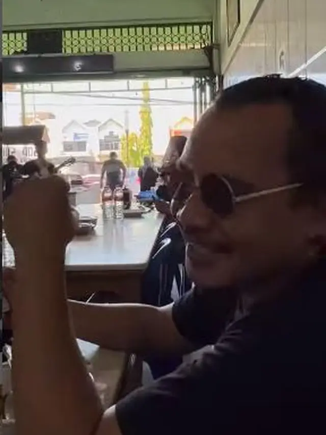 Tantri dan personil Kotak bantu pengamen (Instagram/tantrisyalindri)