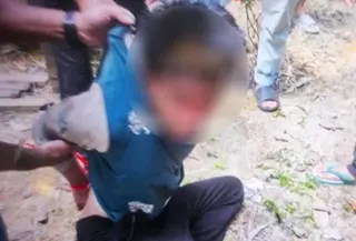 Pria berinisial R yang terlibat dalam penyerangan polisi saat penindakan narkoba di Desa Tumbang Kalemei, Katingan, saat ditangkap aparat kepolisian. (Liputan6.com/ Dok Ist)
