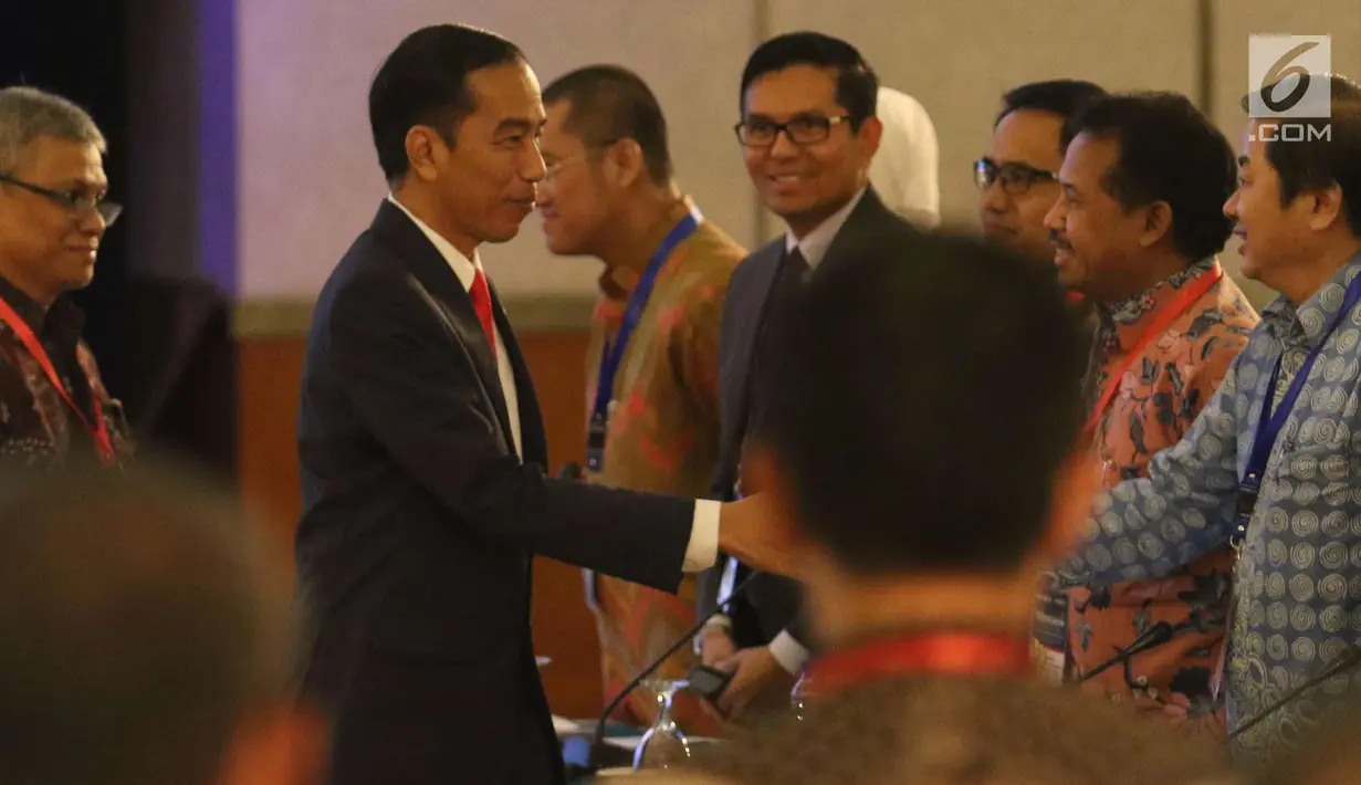 Presiden Joko Widodo saat tiba menghadiri sarasehan 100 ekonom Indonesia di Jakarta, Senin (12/12). (Liputan6.com/Angga Yuniar)