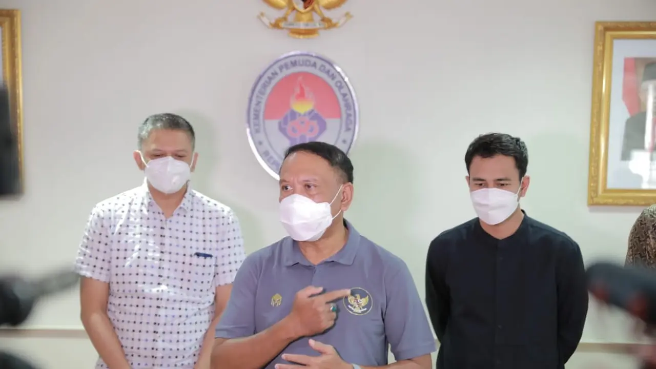 Menpora Zainudin Amali (tengah) bersama Wakil Ketua PSSI, Iwan Budianto (kiri) dan pemain Selebritis FC, Raffi Ahmad.