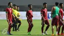 Pemain Timnas Indonesia U-22 berjalan lesu usai dikalahkan  Myanmar di laga persahabatan di Stadion Pakansari, Kab Bogor, Selasa (21/3). Timnas Indonesia U-22 kalah 1-3 dari Myanmar. (Liputan6.com/Helmi Fithriansyah)