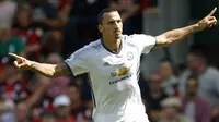 Striker Manchester United, Zlatan Ibrahimovic, merayakan gol yang dicetak ke gawang Bournemouth pada laga Liga Premier Inggris di Stadion Vitality, Bournemouth, Inggris, Minggu (14/8/2016). MU menang 3-1 atas Bournemouth. (Reuters/Andrew Couldridge)