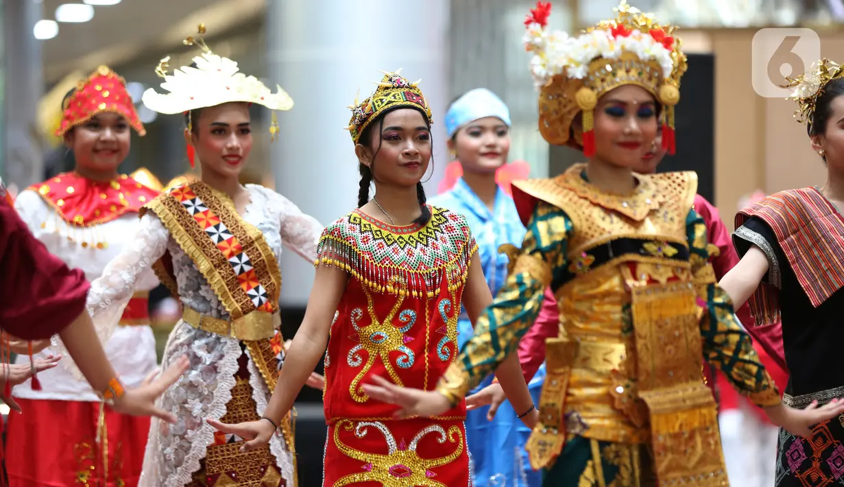 Penari dari Yayasan Belantara Budaya Indonesia menghibur pengunjung Margo City dalam campign tahunan bertajuk Tunjukkan Indonesiamu dalam memperingati Hari Kemerdekaan Republik Indonesia ke 78, Depok, Jawa Barat, Sabtu (19/8/2023). (Liputan6.com/Johan Tallo)