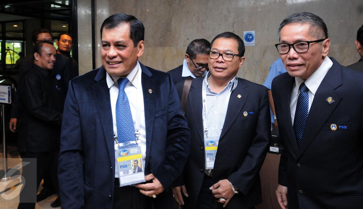 Mantan Ketua Umum PSSI, Nurdin Halid (kiri) saat hadir untuk mengikuti pembukaan Kongres Luar Biasa (KLB) PSSI di Jakarta, Rabu (3/8). Kongres untuk menetapkan agenda pemilihan pengurus baru pada KLB PSSI mendatang. (Liputan6.com/Helmi Fithriansyah)