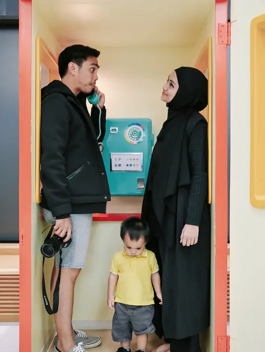 Ternyata, Ayudia tidak sedang mengandung anak keduanya dan Sekala belum menjadi calon kakak. Ia hanya mengingat masa-masa di mana baru mengetahui kehamilan pertamanya. (Instagram/ayudiac)