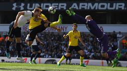 Aksi Harry Kane (kiri) berebut bola dengan kiper Watford, Heurelho Gomes pada lanjutan Premier League pekan ke-32 di  White Hart Lane, London, (8/4/2017). Tottenham menang 4-0. (AFP/Justin Tallis)