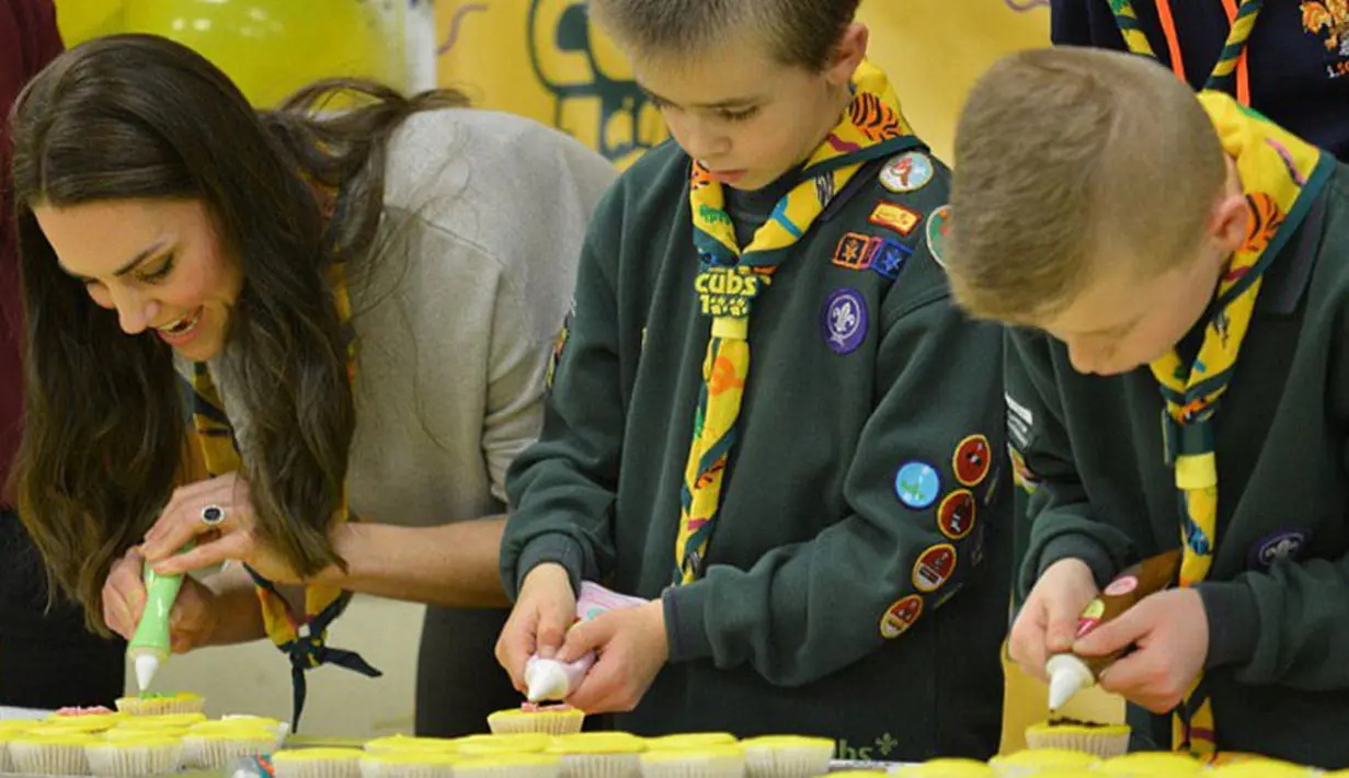 Mengenakan pakaian bergaya kasual, Kate hadir dalam acara kepanduan itu dan memakai kacu berwarna kuning sama seperti para anggota yang lainnya. (doc.dailymail.com)