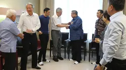 PM Singapura Lee Hsien Loong menyalami Presiden ke enam RI, Susilo Bambang Yudhoyono saat rombongan menjenguk Ani Yudhoyono yang tengah dirawat intensif di National University Hospital, Singapura, Jumat (15/2). (Liputan6.com/HO/Anung Anandito)