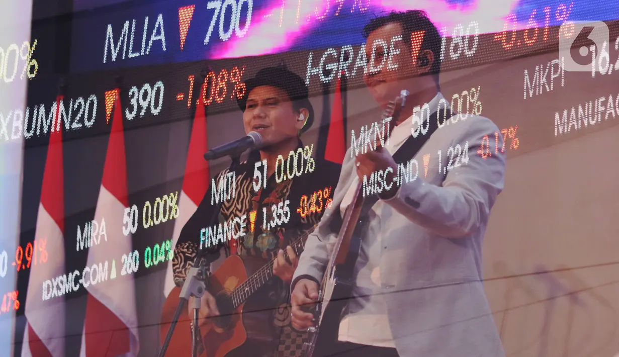Vokalis Padi Reborn, Fadly dan Gitaris Ari saat memeriahkan penutupan perdagangan bursa efek Indonesia tahun 2019 di BEI, Jakarta, Senin (30/12/2019). Padi Reborn menghibur para tamu undangan dalam penutupan perdagangan tersebut. (Liputan6.com/Angga Yuniar)
