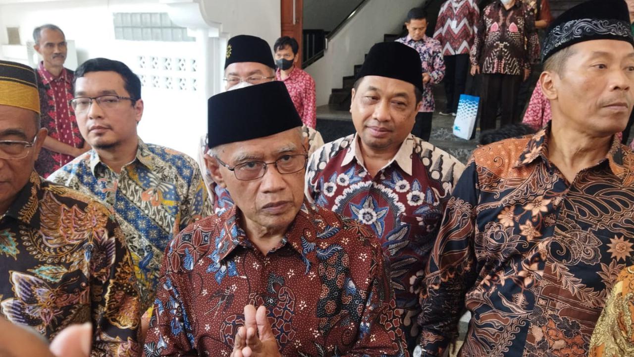"Jangan jumawa, jangan merasa adigang adigung adiguna, tetap rendah hati," kata Haedar.