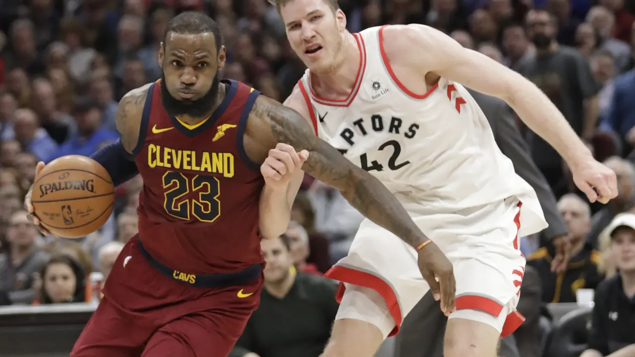 Aksi LeBron James saat Cavaliers melawan Raptors