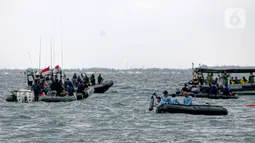 Pasukan Kopaska TNI AL mencari puing pesawat Sriwijaya Air SJ 182 di perairan Kepulauan Seribu, Jakarta, Selasa (12/1/2021). Bagian serpihan Sriwijaya Air SJ 182 sudah mulai ditemukan, dan tim gabungan pun telah mendeteksi keberadaan black box pesawat di lokasi. (Liputan6.com/Faizal Fanani)