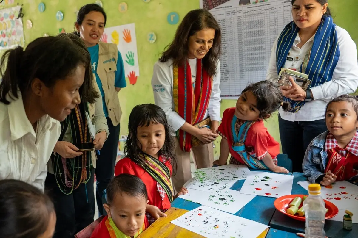 Perwakilan UNICEF Indonesia, Maniza Zaman (keempat dari kanan), mengungkapkan orangtua, guru, tenaga kesehatan, tokoh agama, hingga komunitas dinilai memiliki peran penting menghadirkan ruang aman untuk anak. (Foto: Dok UNICEF)
