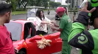 Shandy Purnamasari Gantung Kerupuk di Mobil Ferrari saat Bagi Sembako