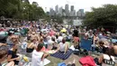 Ribuan warga sudah menempati posisi untuk menonton kembang api jelang pergantian Tahun Baru di Sydney, Australia, (31/12/2016). Mereka sengaja membawa bantal dan tikar dari rumah. (REUTERS/Jason Reed)