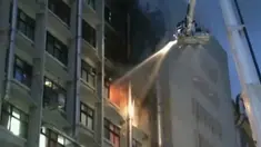 Dalam potongan gambar dari sebuah video, petugas pemadam kebakaran berusaha memadamkan api di sebuah rumah sakit di ibu kota Taiwan, Taipei, Senin (13/8). Sembilan orang tewas dan 15 lainnya terluka akibat kejadian tersebut. (EBC via AP)