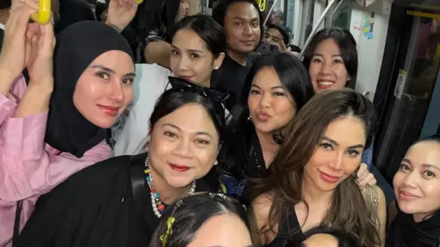 Syahnaz Sadiqah Nonton Konser Blackpink Singapura. [@andynlaila]