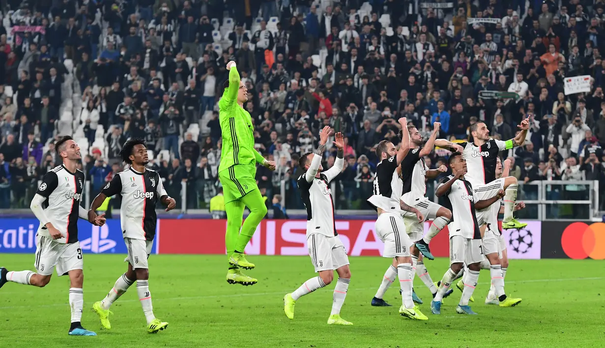 Pemain Juventus merayakan kemenangan usai bertanding melawan Lokomotiv Moscow pada pertandingan lanjutan grup D Liga Champions di Stadion Allianz, Turin, Italia (22/10/2019). menang tipis atas Lokomotiv Moscow 2-1. (Miguel Medina/AFP)