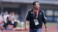 Pelatih Semen Padang, Syafrianto Rusli, saat melawan Bhayangkara FC pada laga Piala Presiden 2019 di Stadion Patriot, Jawa Barat, Minggu (3/3). Bhayangkara FC menang 4-2 atas Semen Padang. (Bola.com/M Iqbal Ichsan)