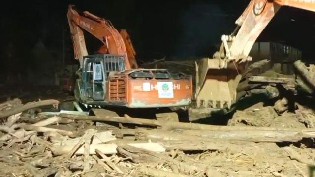 Kementerian Kehutanan (Kemenhut) mempercepat upaya pembersihan tumpukan kayu limbah bencana banjir dan material lumpur di sejumlah wilayah terdampak banjir di Sumatra bersama dengan kementerian/lembaga lain serta masyarakat setempat (kehutanan.go.id)