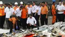 Dirut Lion Air Group Edward Sirait (kedua kiri) saat melihat serpihan pesawat Lion Air JT 610 di Pelabuhan JICT 2, Jakarta, Selasa (30/10). Sejumlah barang ditemukan petugas dalam operasi pencarian. (Liputan6.com/Helmi Fithriansyah)