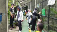 Para pengunjung tengah menikmati sajian satwa dilindung di kawasan wisata Taman Satwa Cikembulan, Kadungora, Garut, Jawa Barat. (Liputan6.com/Jayadi Supriadin)