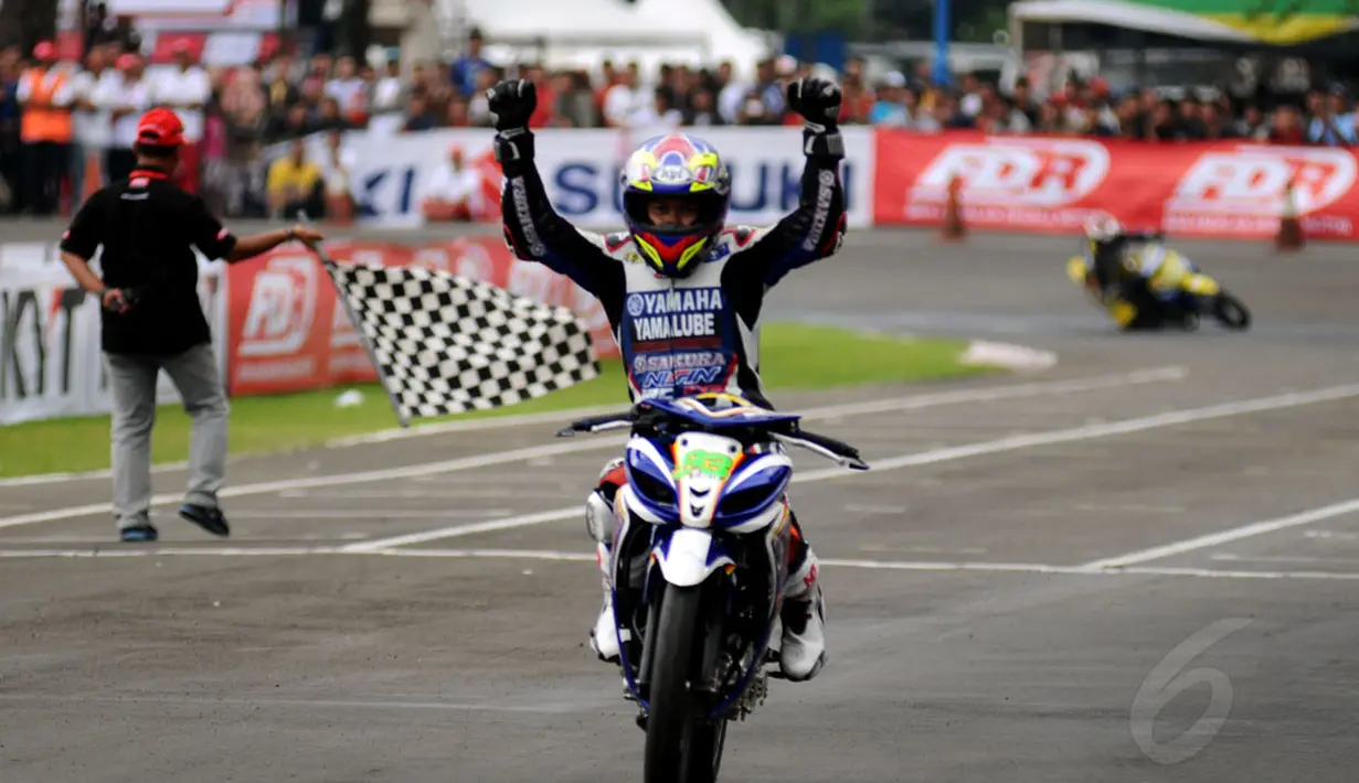 Fitriansyah Kete mengangkat tangan usai memastikan tampil tercepat diputaran kedua IP 110 cc seri 1 Indoprix 2014 yang digelar di SIKC, Bogor, (27/4/2014). (Liputan6.com/Helmi Fithriansyah)
