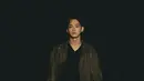 Tidak hanya bernyanyi, Chen juga akan memperlihatkan kemampuannya menulis lirik dalam salah satu lagu di mini album Last Scene. Penyanyi yang sudah memiliki dua anak ini akan berpartisipasi dalam lirik lagu I Don't Even Mind. (Instagram/@weareone.exo)