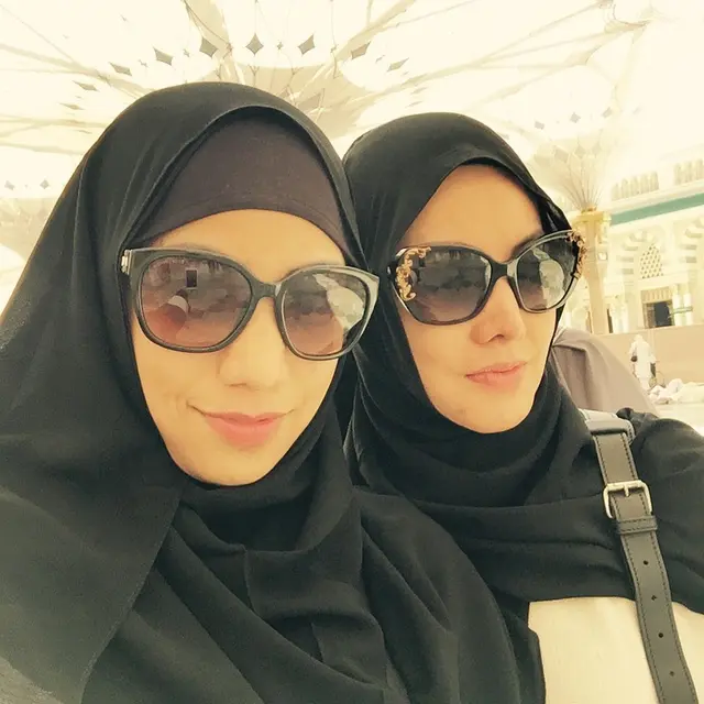 6 Potret Kebersamaan Siti KDI dan Cici Paramida, Kakak Adik yang Kompak