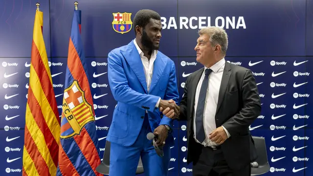 Foto: Momen Franck Kessie Saat Diperkenalkan Jadi Rekrutan Anyar Barcelona, Disambut Joan Laporta dengan Suka Cita