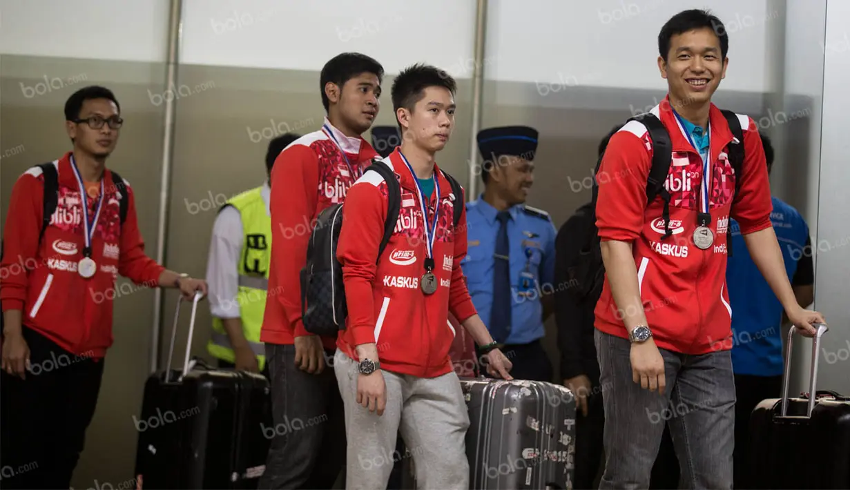 Kapten tim Piala Thomas Indonesia, Hendra Setiawan, bersama rekan-rekannya tiba di Bandara Soekarno-Hatta, Tangerang, Banten, Senin (23/5/2016). Para pebulutangkis itu habis berjuang di China pada laga Piala Thomas. (Bola.com/Vitalis Yogi Trisna)