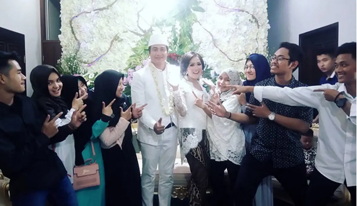 Adjie Pangestu kembali menikah untuk yang ketiga kalinya. Kali ini, pemeran sinetron itu menikahi gadis Bandung, Novita Petria seorang mahasiswi perguruan tinggi swasta di Jakarta. (Instagram/binyoo32)