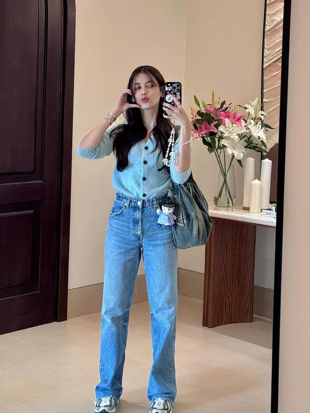 6 Potret Outfit Ngampus Sabrina Chairunnisa yang Selalu Stylish dan Trendy, Bak Maba S1 Padahal S3