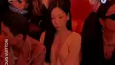 <p>Sekarang mari mengintip interaksi Amber dan Taeyeon di Paris Fashion Week. Keduanya duduk bersampingan di jajaran para tamu undangan. (Foto: Instagram/ madamefigarohk)</p>