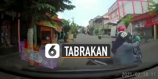 VIDEO: Kurang Hati-Hati, Pemotor Bertabrakan Saat Hendak Menyebrang Jalan