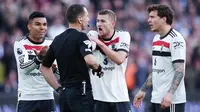 Pemain Manchester United, Matthijs de Ligt, melakukan protes kepada wasit saat melawan West Ham United pada laga pekan ke sembilan Liga Inggris di Stadion London, Minggu (27/10/2024). (John Walton/PA via AP)