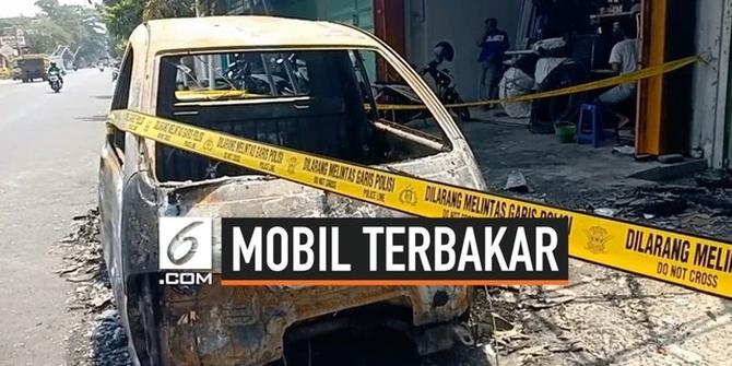 VIDEO: Mobil Angkut Jeriken BBM Terbakar di Kota Blitar