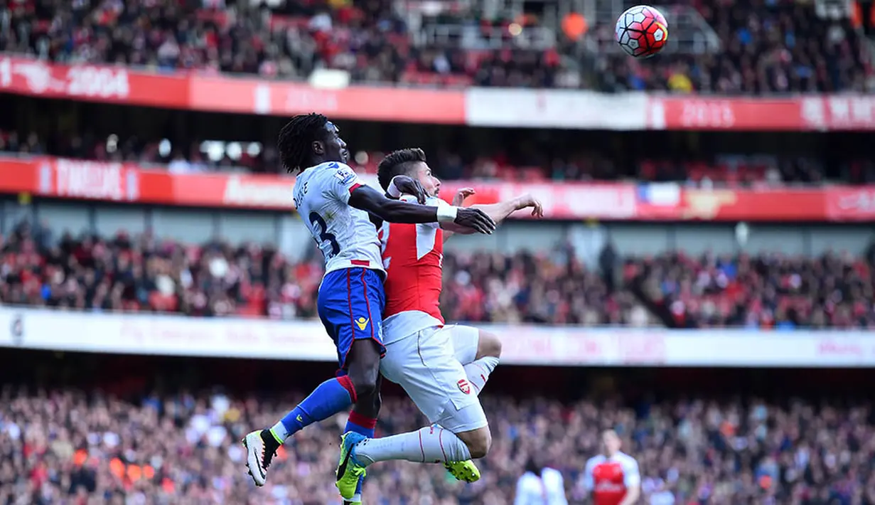 Striker Arsenal, Olivier Giroud, duel udara dengan bek Crystal Palace, Pape Souare, pada laga Liga Premier Inggris di Stadion Emirates, London, Minggu (17/4/2016). Hasil imbang ini membuat Arsenal tertahan di posisi keempat. (AFP/Ben Stansall)