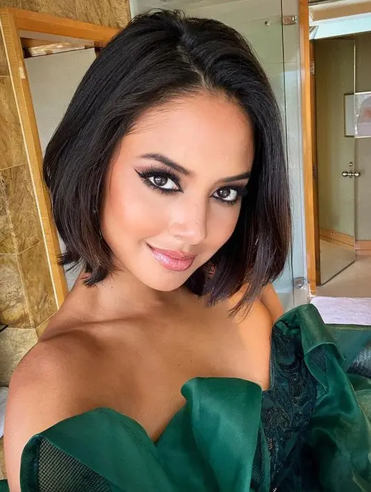 Aurelie tampil makin menawan dengan rambut pendek dan dress hijau. dengan makeup bold!(Instagram.com/aurelie)