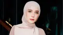 Selebgram dan pebisnis Hamidah tampil elegan mengenakan gamis berwarna nude yang dipadukan hijab warna beige. [@snap.nuel/@rezartemeviaofficial/@ochiipramita]
