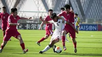 Pemain Timnas Indonesia U-17, Nazriel Alvaro Syahdan (tengah) berebut bola dengan pemain Korea Utara, An Jin Sok dalam laga perempat final Piala Asia U-17 2025 di King Abdullah Sports City Hall Stadium, Jeddah, Senin (14/4/2025) malam WIB. (Dok. PSSI)