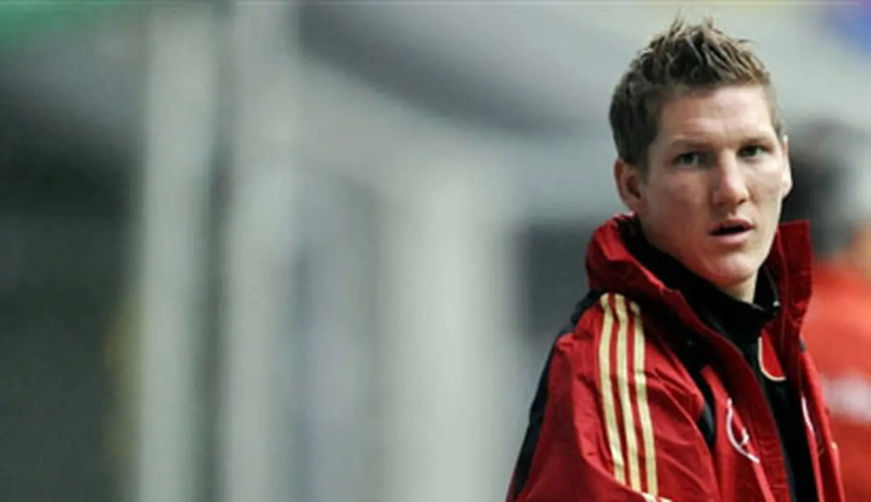 Bastian Schweinsteiger arrives for a training session on October 8, 2008 at LTU Arena stadium in Duesseldorf. The German team prepares for a World Cup qualifying match against Russia to take place on October 11, 2008. AFP PHOTO/VOLKER HARTMANN