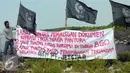 Nelayan memasang spanduk berisi tuntutan bermacam kasus yang mengiringi Reklamasi teluk Jakarta di perairan Serang, Banten, Rabu (27/4). (Liputan6.com/Helmi Afandi)