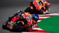 Pembalap Repsol Honda, Alex Marquez, saat mengikuti sesi latihan bebas MotoGP Catalunya di Circuit de Barcelona-Catalunya, Jumat (25/9/2020). Pembalab Yamaha, Morbidelli, finish pertama dengan catatan waktu satu menit 39,789 detik. (AFP/Lluis Gene)