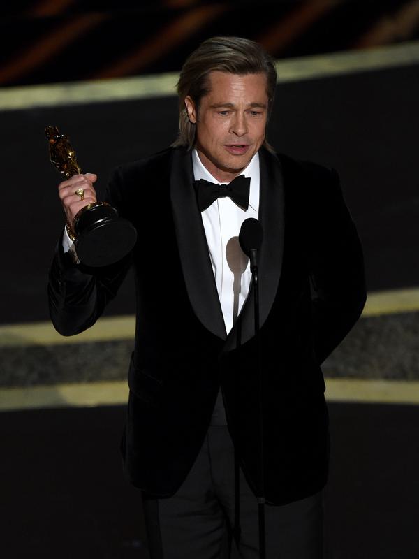 Kali Pertama Brad Pitt Menang Oscar: Brad Pitt menyampaikan pidato saat menerima piala Oscar sebagai Aktor Pendukung Terbaik di atas panggung Academy Awards di Dolby Theatre, Los Angeles, Minggu (9/2/2020). Brad Pitt untuk aktingnya di film Once Upon a Time in Hollywood. (AP/Chris Pizzello)