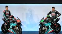 Dua pembalap Petronas Yamaha SRT, Fabio Quartararo dan Franco Morbidelli, memamerkan tunggangan anyar yang akan dipakai pada MotoGP 2019. Acara tersebut berlangsung di Kuala Lumpur, Senin (28/1/2019). (AFP/Mohammad Rasfan)