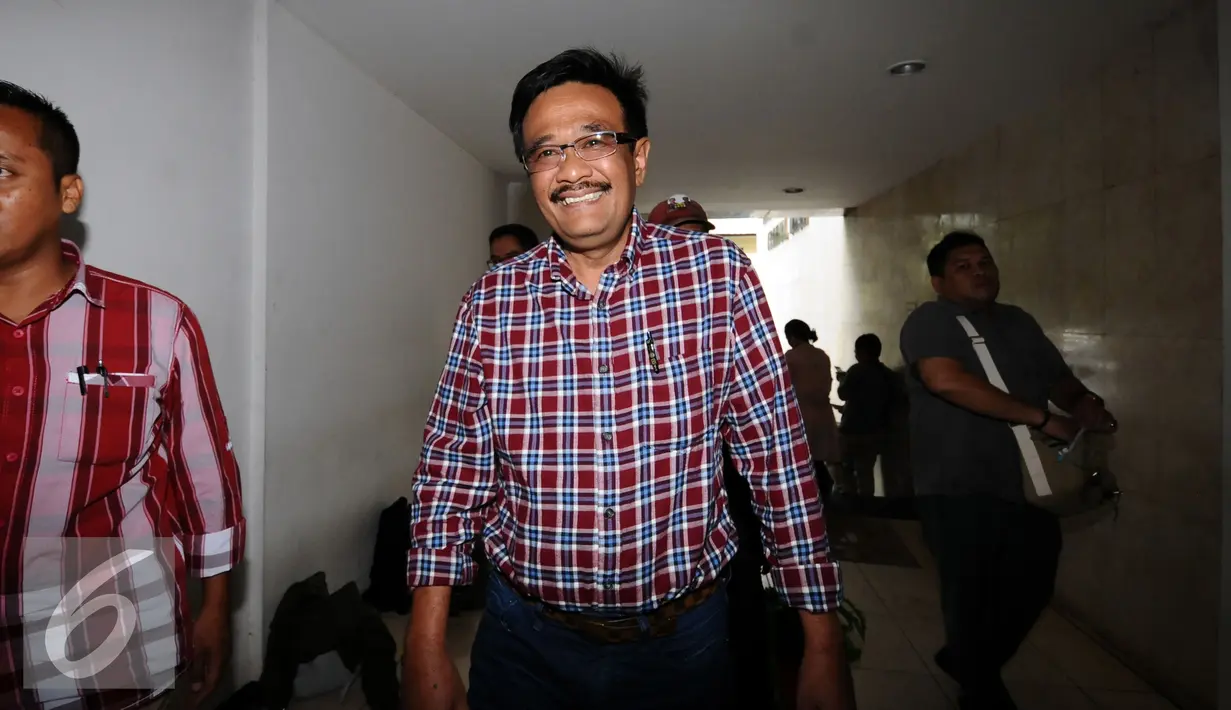 Cawagub DKI Jakarta, Djarot Saiful Hidayat menuju ruang Dirkrimum Polda Metro Jaya, Jakarta, Senin (5/12). Djarot diperiksa sebagai saksi kasus penghadangan kegiatan kampanye  pada 25 November 2016 lalu. (Liputan6.com/Helmi Fithriansyah)