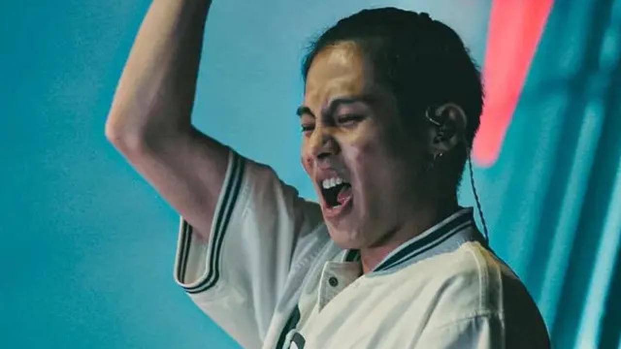 Gaya Rambut DJ Panda dengan Potongan Man Bun Undercut yang Jadi Ciri Khas