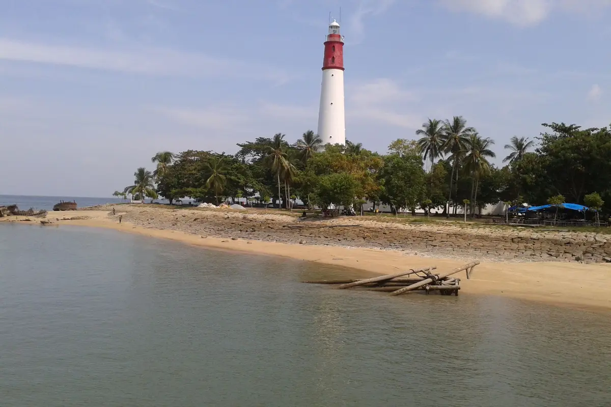 6 Wisata Mercusuar Indonesia, Nikmati Pesona Pantai dari Atas Laut