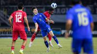 Pemain Timnas Indonesia U-19, Iqbal Gwijangge (kanan) memenangi duel udara dengan pemain Thailand U-19, Caelan Tanadon Ryan pada laga final Piala AFF U-19 2024 di Stadion Gelora Bung Tomo, Surabaya, Senin (29/7/2024). (Bola.com/Bagaskara Lazuardi)